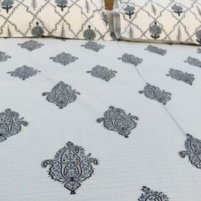 White base Butti handblock cotton bedsheet with reversible two pillow cover